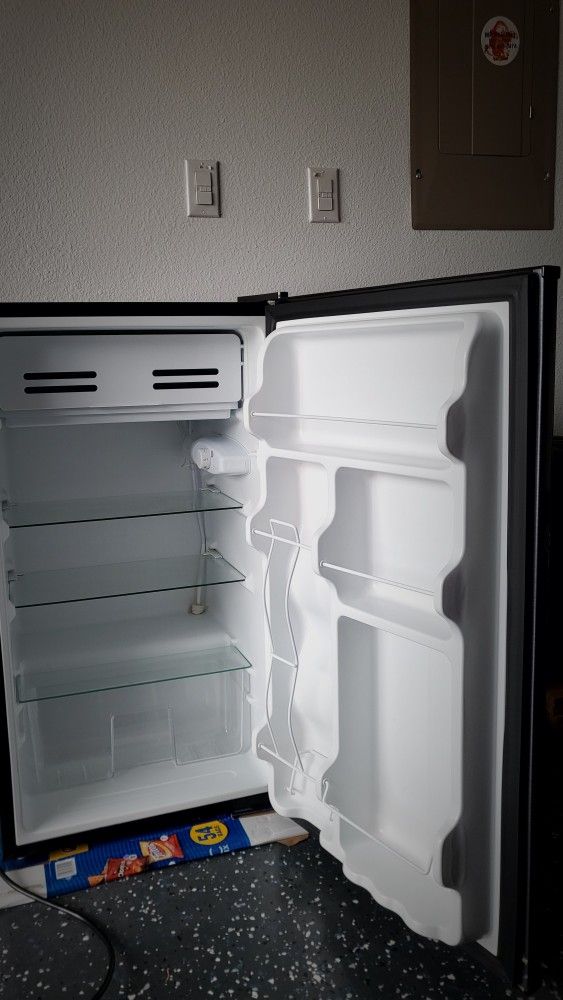 Midea’s 3.3 Cu. Ft. Stainless Steel-look Compact Refrigerator Mini Fridge