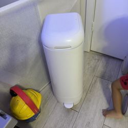 Munchkin Diaper Pail