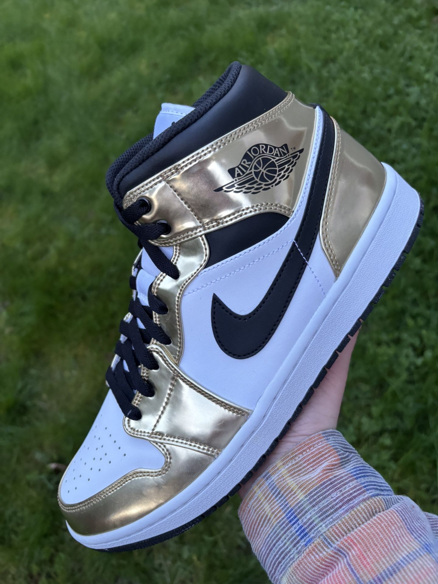 Jordan 1 Mid Metallic Gold Black White