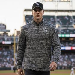 NEW Chicago White Sox 1/4 Zip Sweater & Hat Men’s Medium  Gray long sleeve adjustable hat