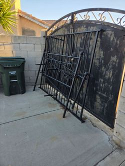 Queen metal bedframe