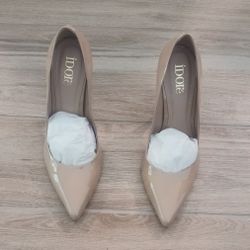 Woman Shoe, Beige, Size 9.