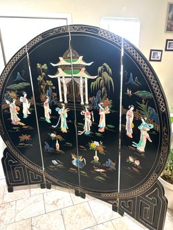6ft  Tall Black Lacquer Round  Room Divider  Royal Ladies Excellent Condition.      No Delivery Pls