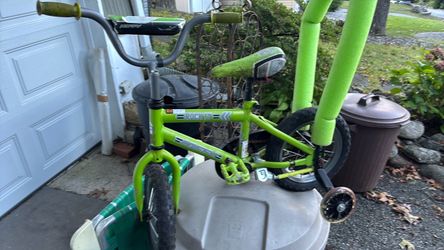 Kids bike with training wheels
