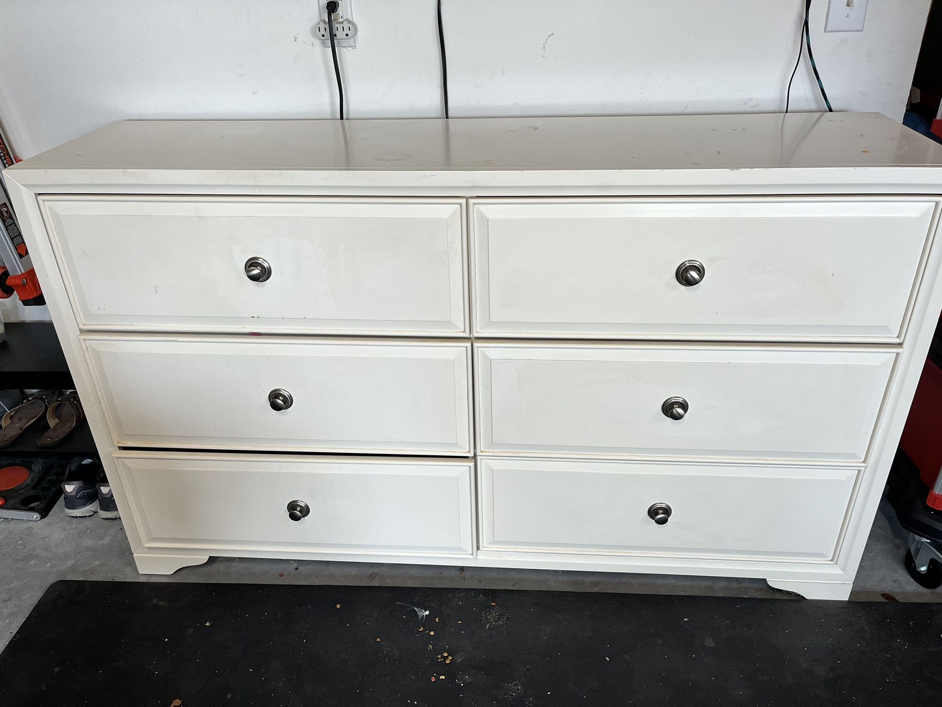 Rooms to Go Dresser And Mirror!