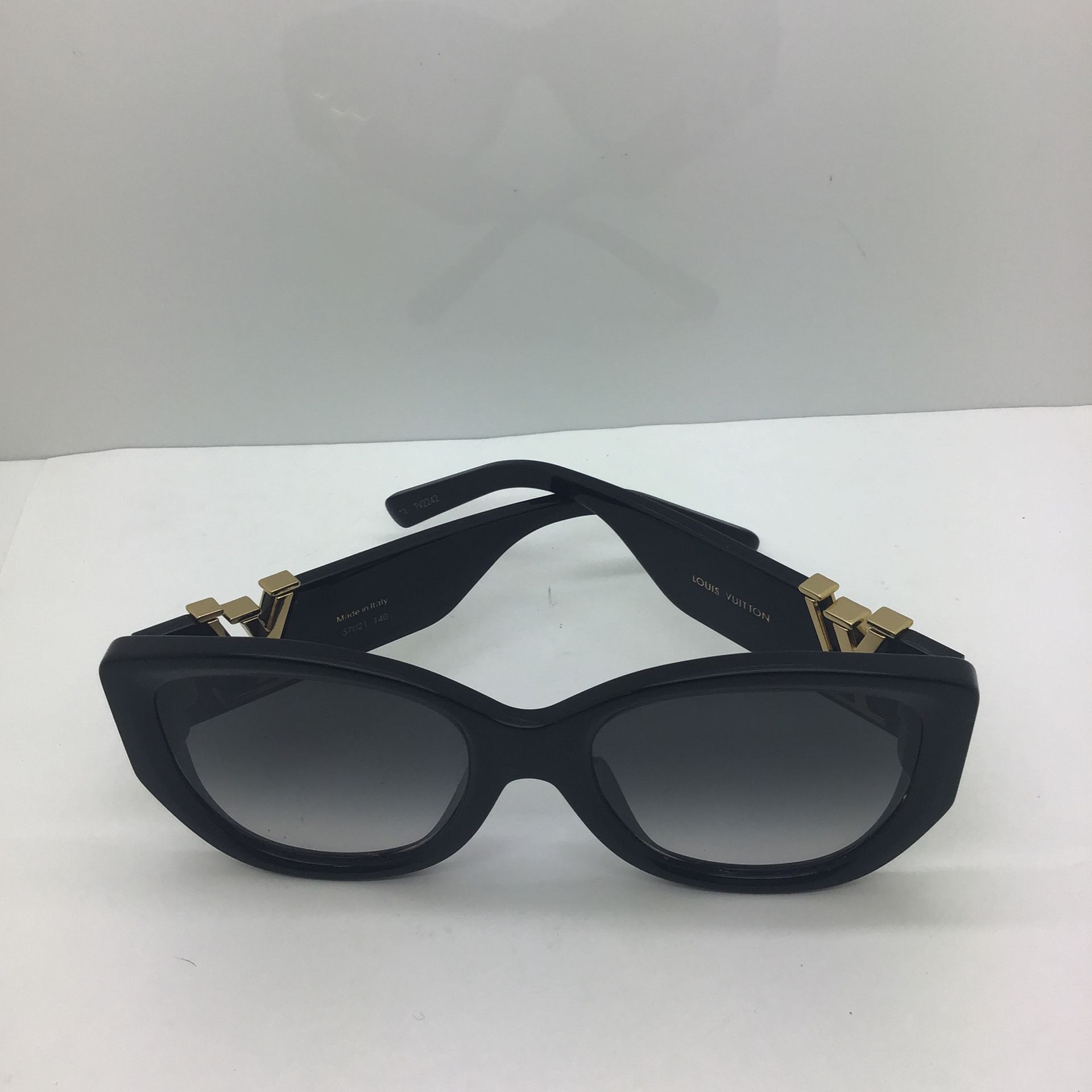 LOUIS VUITTON LV Icon Cat Eye Sunglasses Z1733W Black 1237088