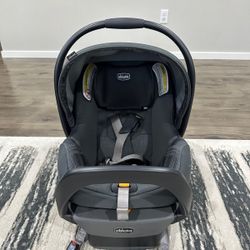Chicco Infant Car Seat With Base
