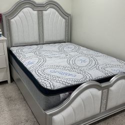 Queen Size Bed Frame 
Mattress Included 
New in a box 


Cama Queen Size 
Colchon Incluido 
Nueva en caja 
Entregamos a domicilio 