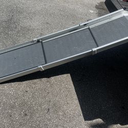 72” PetSafe Happy Ride Extra Long Telescoping Dog Ramp, Portable Pet Ramp for Cars, Trucks & SUVs with Adjustable Sizing. Max length 72in  With a 300l