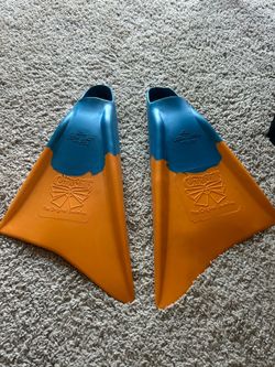 Churchill fins never used - small