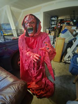 Spirit Halloween Animated Towering Jumping Demon Animatronic Prop (Tekky Toys)
