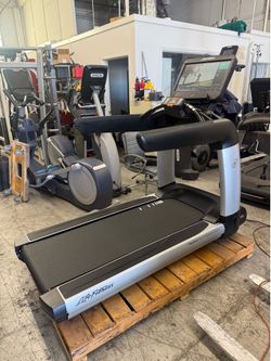 LIFE FITNESS DISCOVER W/SE3 HD ELEVATION TREADMILL NEW RUNNING BELT, COMMERCIAL GYM EQUIPMENT