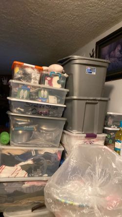 Tengo 8 Cajas De Plástico Repletas De Ropa En Perfecta Condicion 