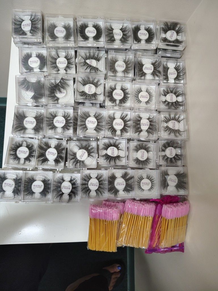 Storms Collection Eyelashes 100 Pair With Lash Brushes Great Condition