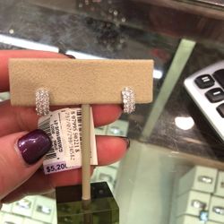 Beautiful Earrings 14K Gold And 2K Diamonds 