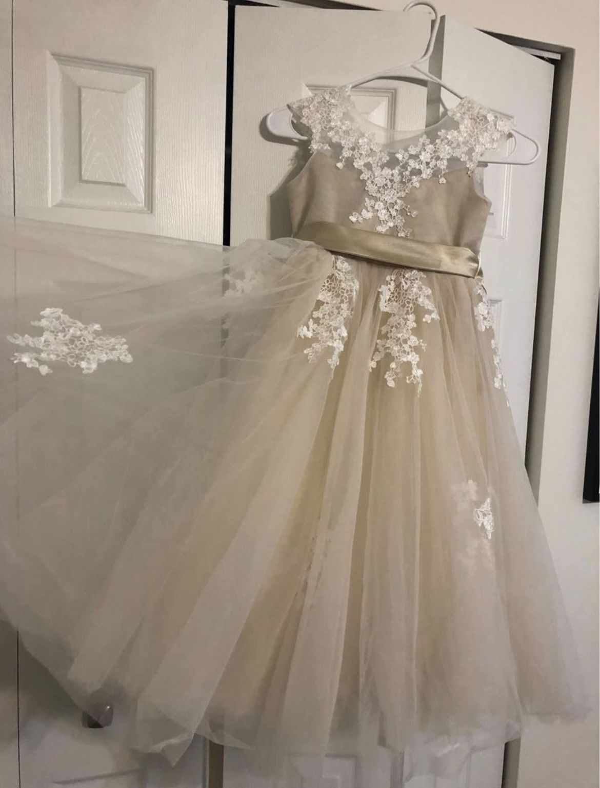 Size 6/7 Girls Flower Dress.
