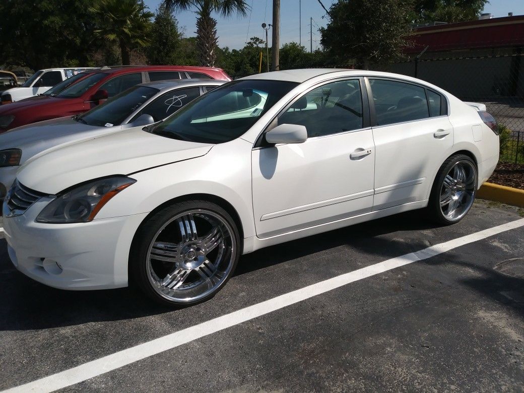2012 Nissan Altima leather 22 inch rims for a white paint job runs and drives like
