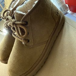 Women’s Neumel UGG Size-6