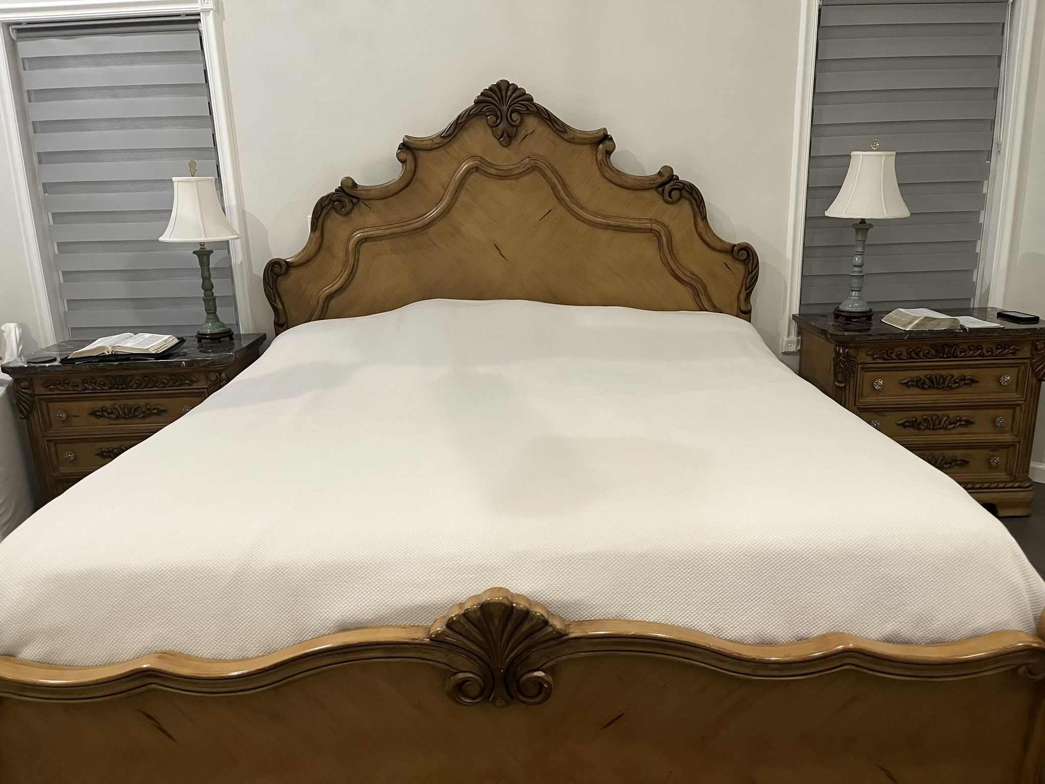 Wooden King Bed with Mattress and 2 Night Tables (mármol Top)
