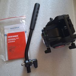 Neewer fluid drag tripod head with 1/4 to 3/8 inch screw mount red
New condition (open box)