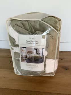 New!! Threshold Full/Queen Comforter Set