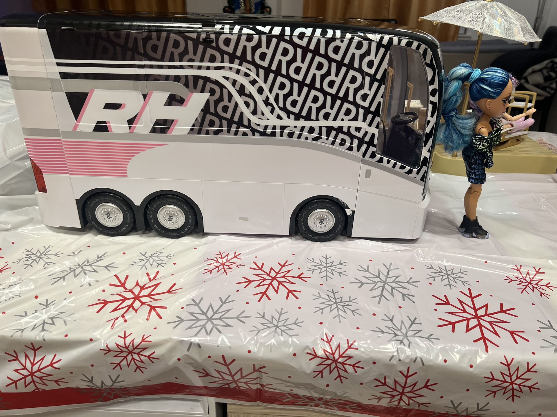 Raimbow High Bus, Pool. And Dolls Lot.