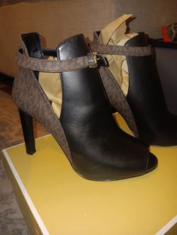 *NEW* MKORS  LAWSON Leather BOOTS