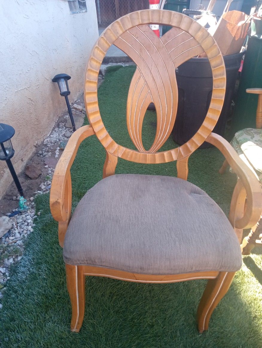 Set Of 4 Chairs ( Two Of Each Style) Some Seats Needs Cleaning . 