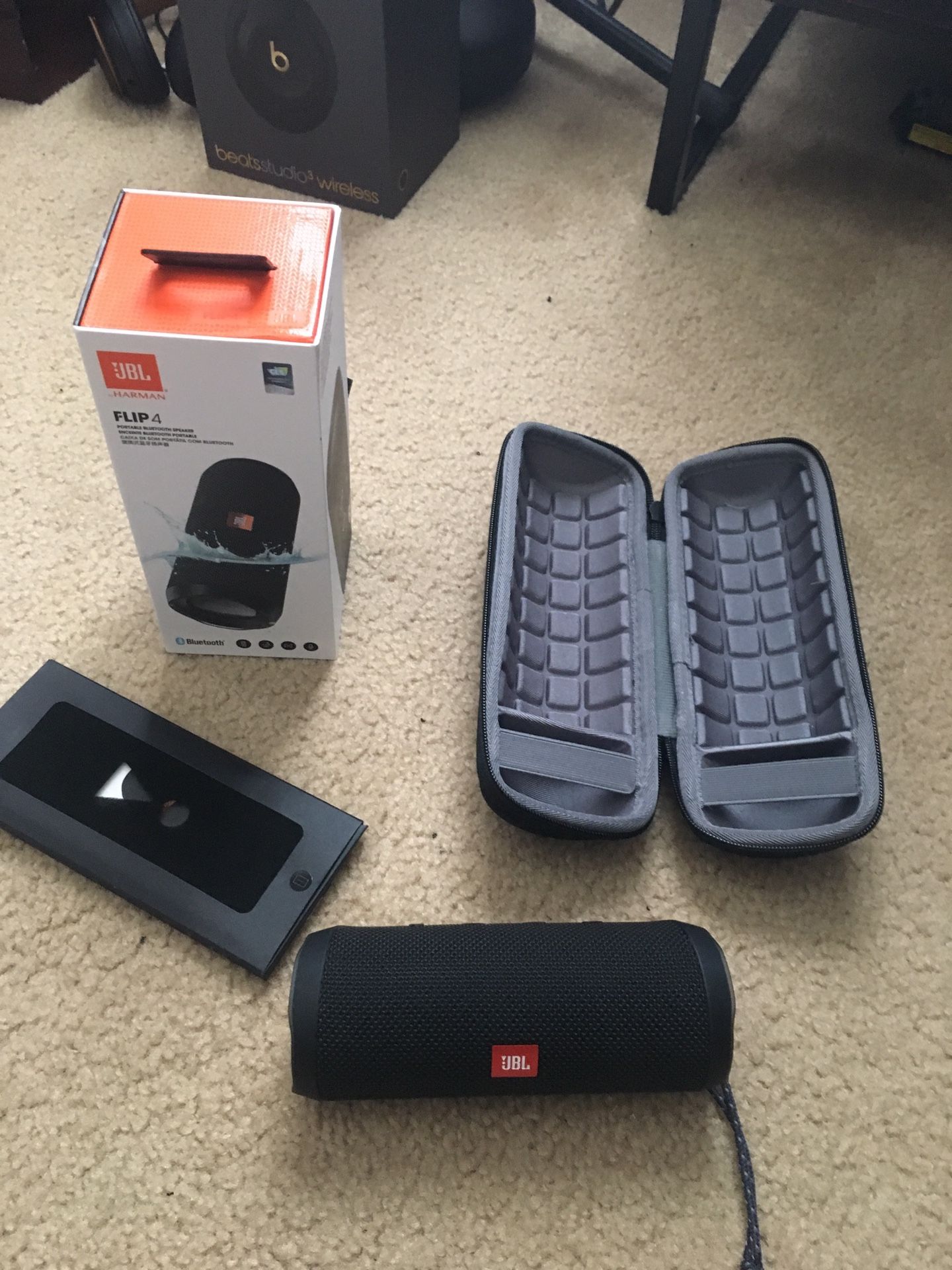 JBL flip 4 with case
