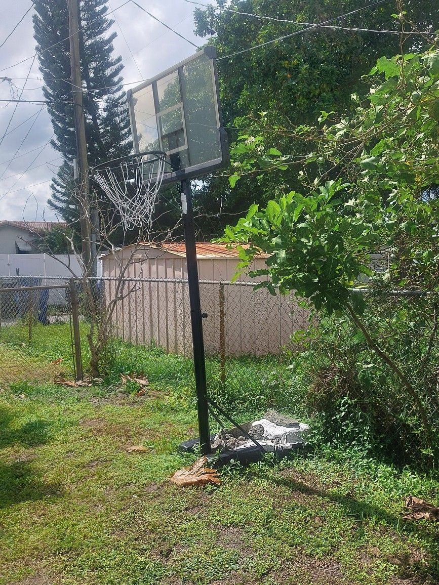 OUTDOOR BASKETBALL HOOP