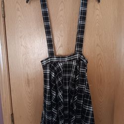 Women's Size Large,  Black And White Plaid Skirt 