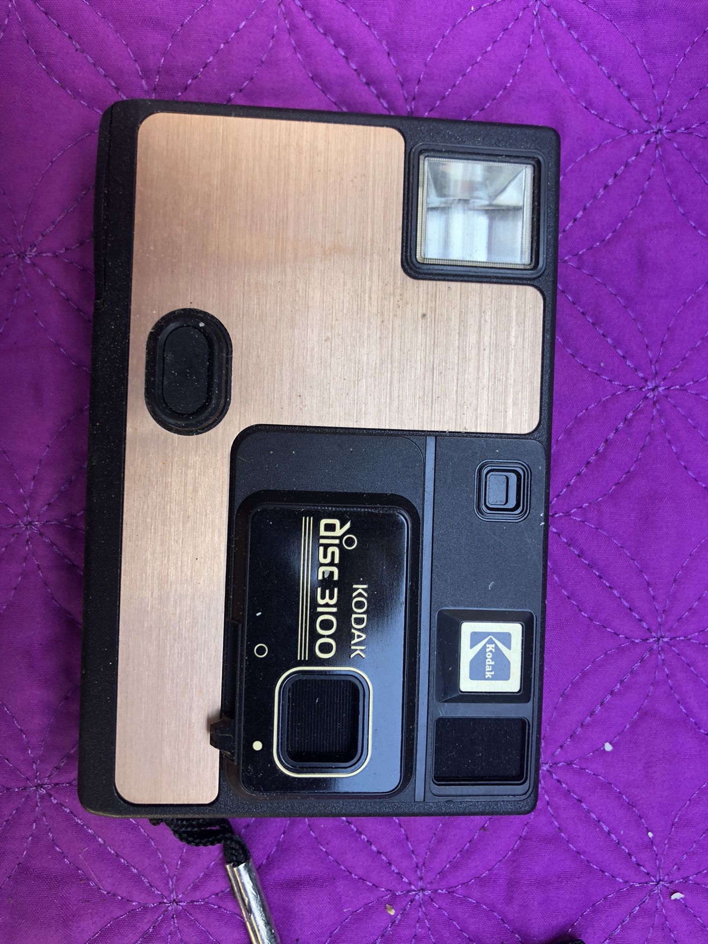Vintage Kodak Disc 3100 camera, takes film . Box in poor condition .