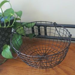 Farmhouse Chic Rustic Brown Wire Basket With Handles 9 3/4" Diameter