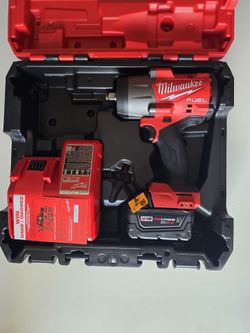 Milwaukee M18 fuel 1/2 impact wrench with Battery and charger