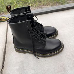 Dr Martens Modern Classic Smooth 1460 8-Eye Boots No box
