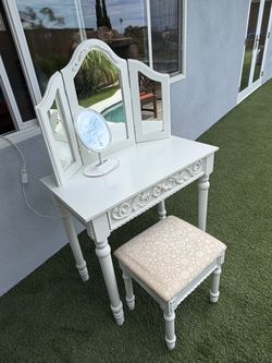 Girls Vanity w/ 3 Paneled Mirror, Lighted Mirror and Bench