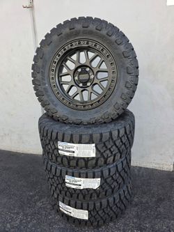 20" KMC KM549 w/ 35x12.50R20 Toyo RT Pro