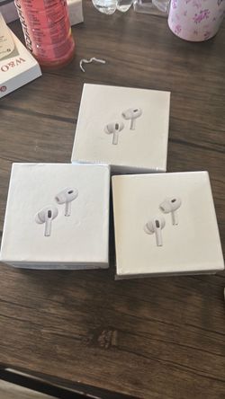 BUNDLE OF AIRPODS