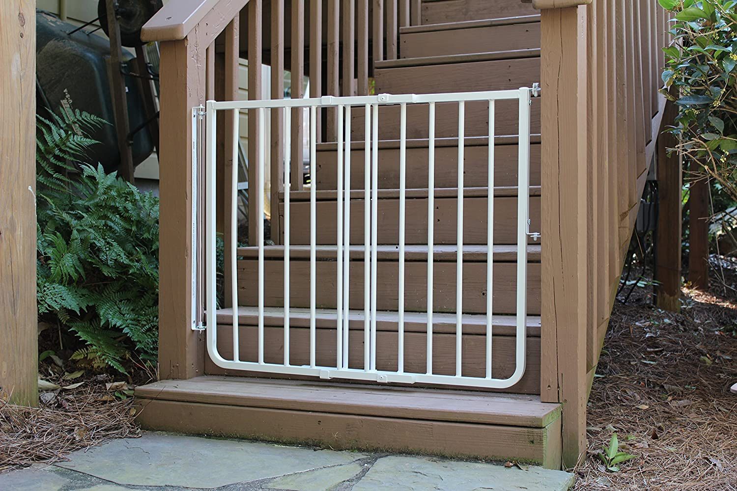 CARDINAL GATES Outdoor Safety Gate, White 29.5” H x 27”-42.5” w Bar Spacing is 2.5” BRAND NEW!