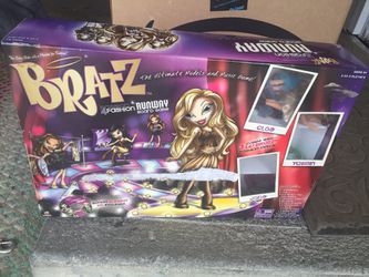Bratz board game /comes with little dolls