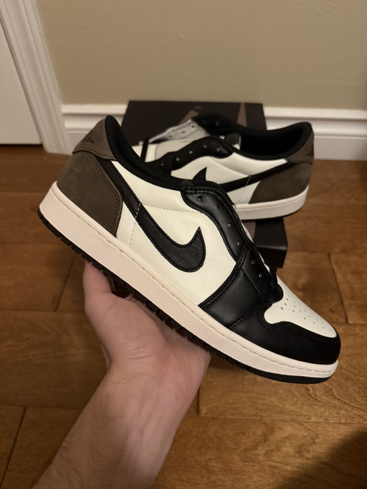 Jordan 1 Low Mocha