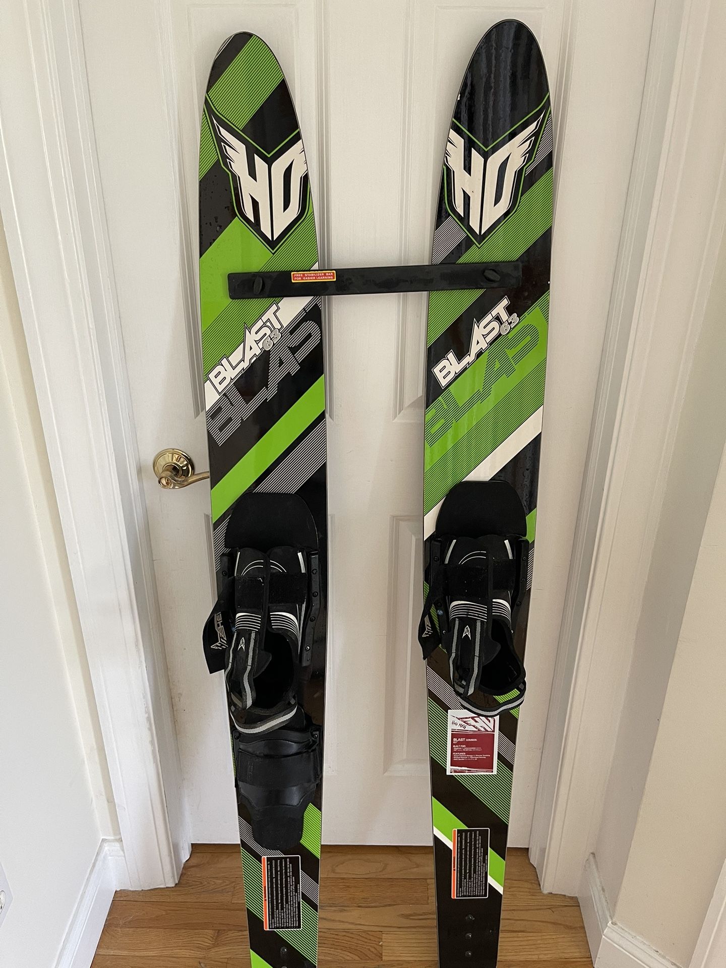Waterskis