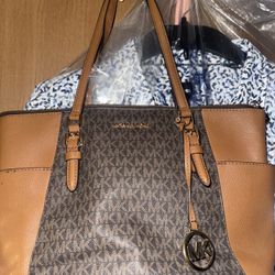 Michal Kors purse 