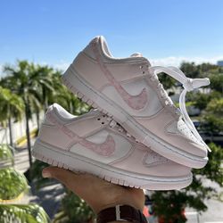 Nike Dunk Low Pink Paisley Size 6 (7.5Women) for Sale in Miami, FL - OfferUp