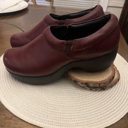 SR Max Geneva Burgundy Women’s Clogs