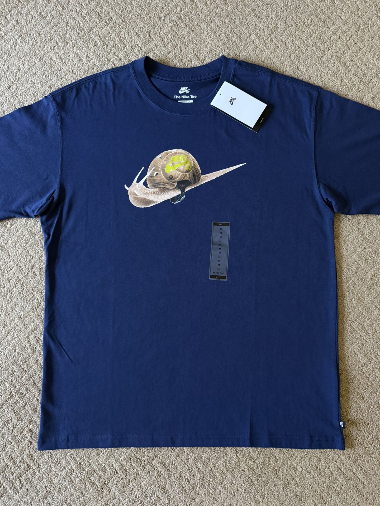 NEW Nike SB Republique Max90 Men’s Snail Skate T-Shirt Navy Size Medium