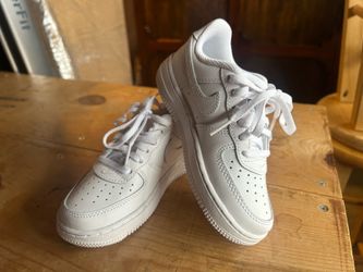 new in box: nike force 1 low —size  boys 11c