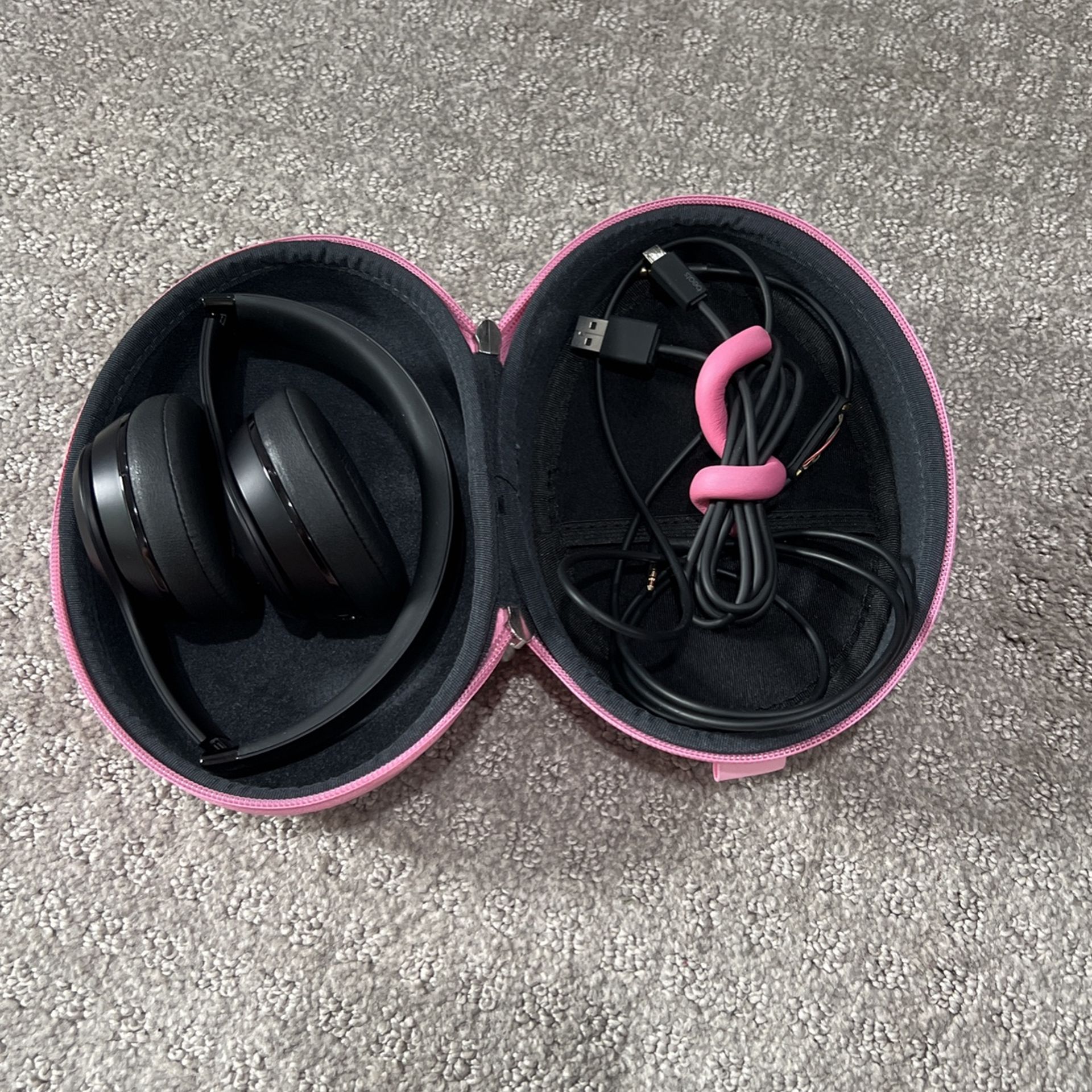 Wireless Solo Beats With Off Brand Hard Case