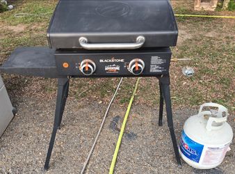 Blackstone 22" Griddle / Grill with Stand & Propane Tank