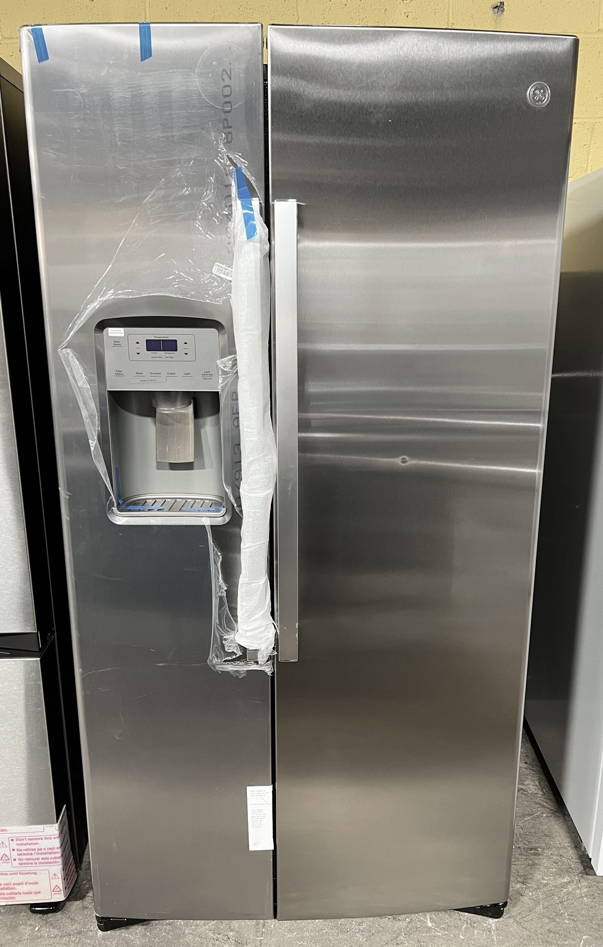NEW Refrigerator w/WATER+ICE 25.1cu.ft.